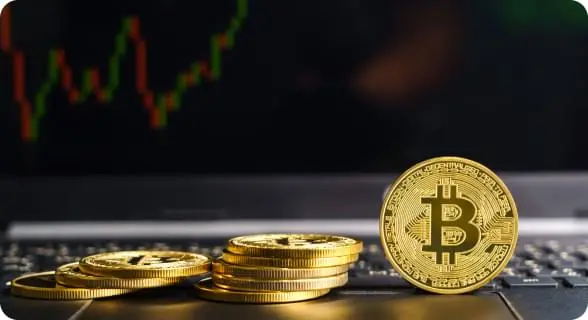 Monety Bitcoin na tle wykresu rynku kryptowalut na platformie Immediate Evex